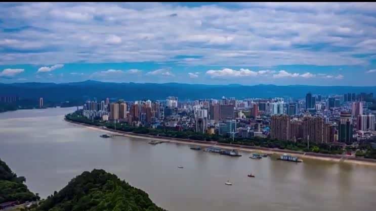 湖北，长江之滨的璀璨明珠播音稿