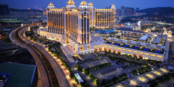 澳门，向尊敬的听众朋友们致意